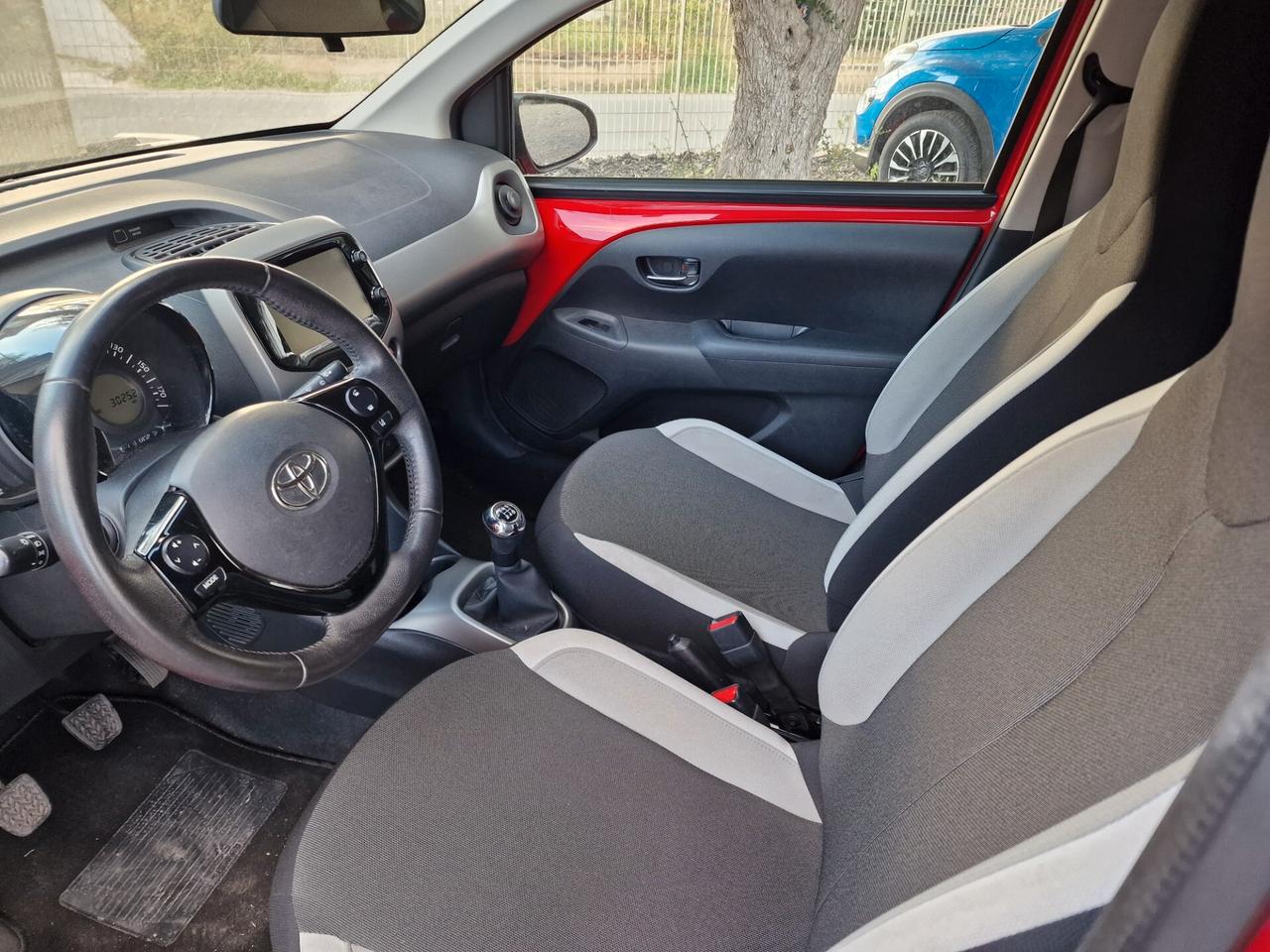Toyota Aygo 1.0 VVT-i 69 CV 5 porte x-black TSS