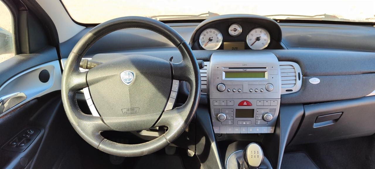 Lancia Ypsilon 1.3 MJT 75 CV Versus