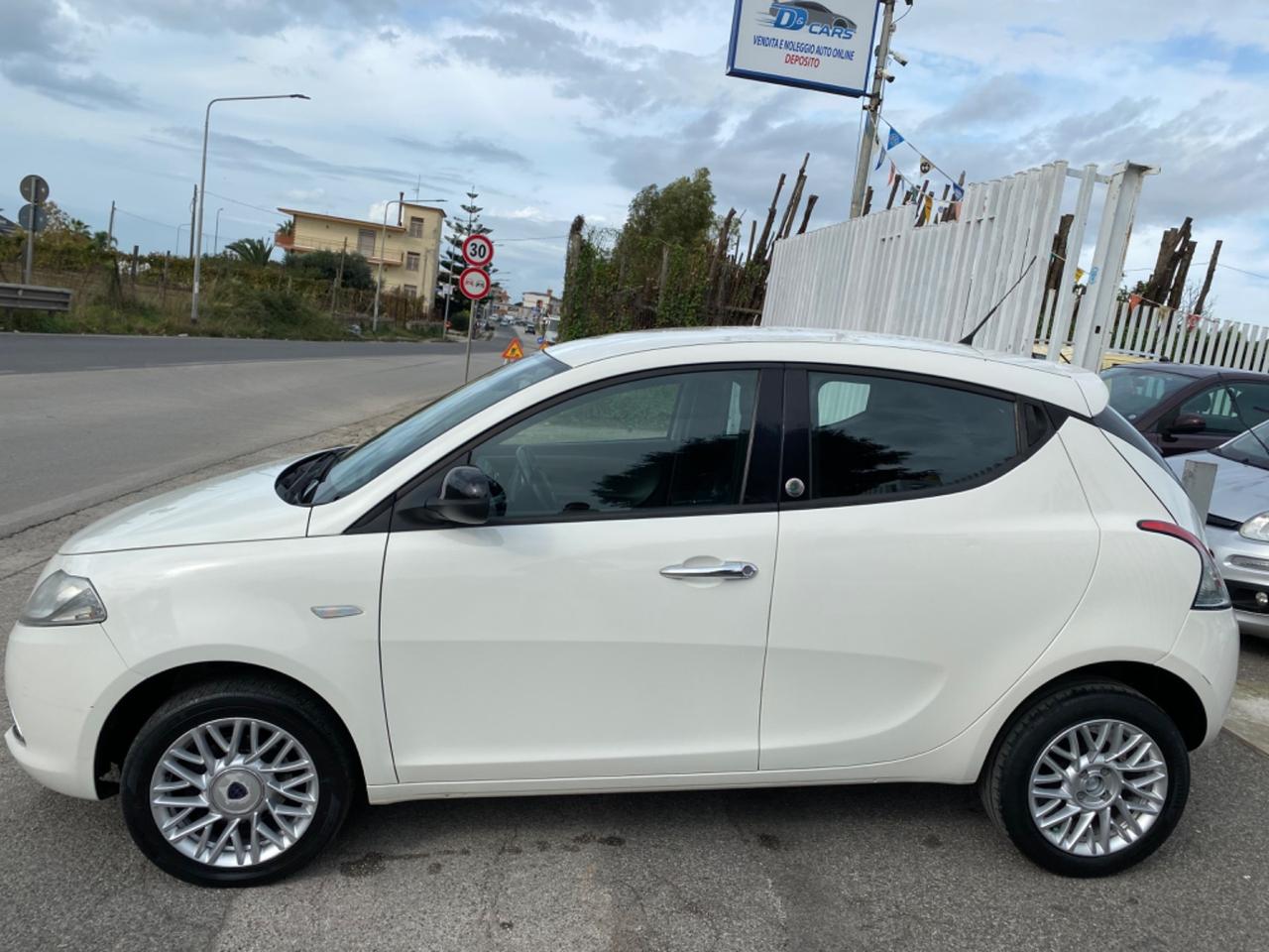 Lancia Ypsilon 0.9 TwinAir 85 CV 5 porte Metano Ecochic Silver