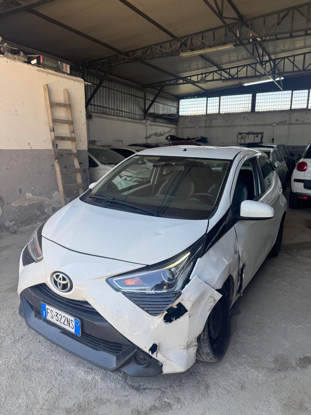 Toyota Aygo 1.0 VVT-i 69 CV 5 porte x-business MMT