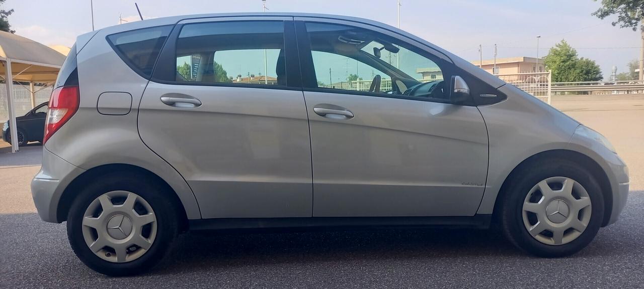 Mercedes-Benz Classe A 160 BlueEFFICIENCY Benzina cc. 1.5 CV. 95 - 5 Porte 5 Posti Euro 5 Utilizzabile anche per i Neopatentati.