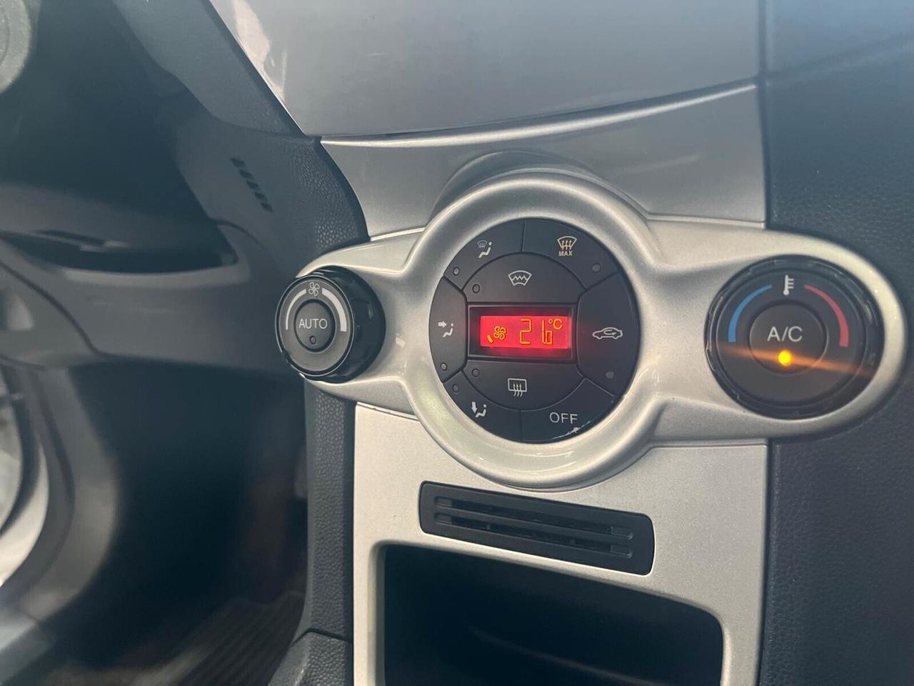 FORD FIESTA 1.2 60CV TITANIUM *UNICOPRO* *2012*