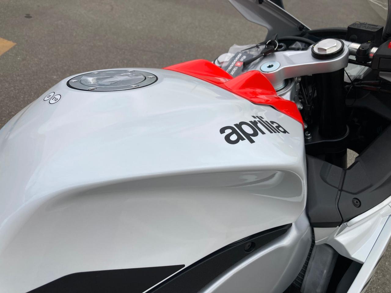modello white in pronta consegna