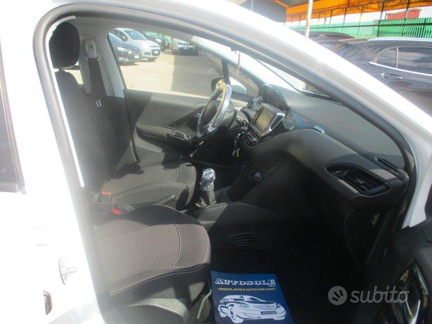Peugeot 208 Peugeot 208 208 PURE TECH 1.2 BENZ 82