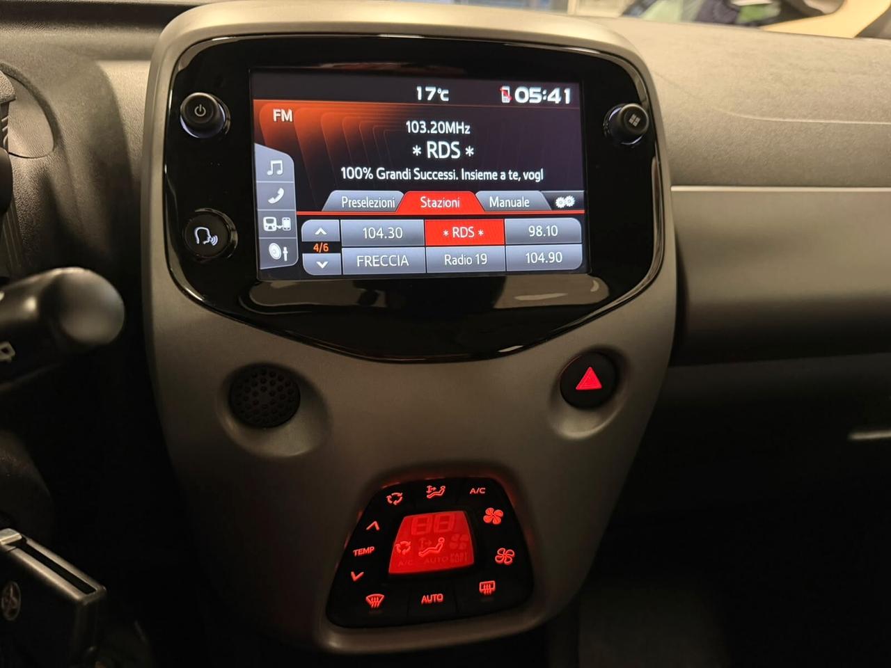 Toyota Aygo Connect 1.0 VVT-i 72 CV 5 porte x-play A RATE DA € 110 AL MESE