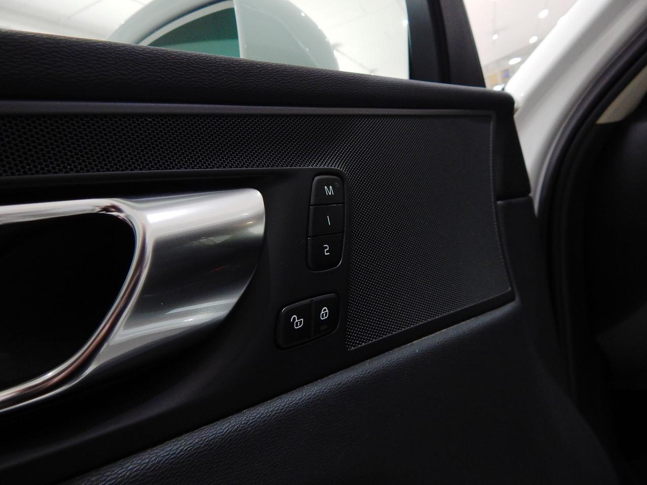 Volvo XC60 2.0 b4 Plus Bright Pro Aut. TETTO-NAVI-PELLE-PARK