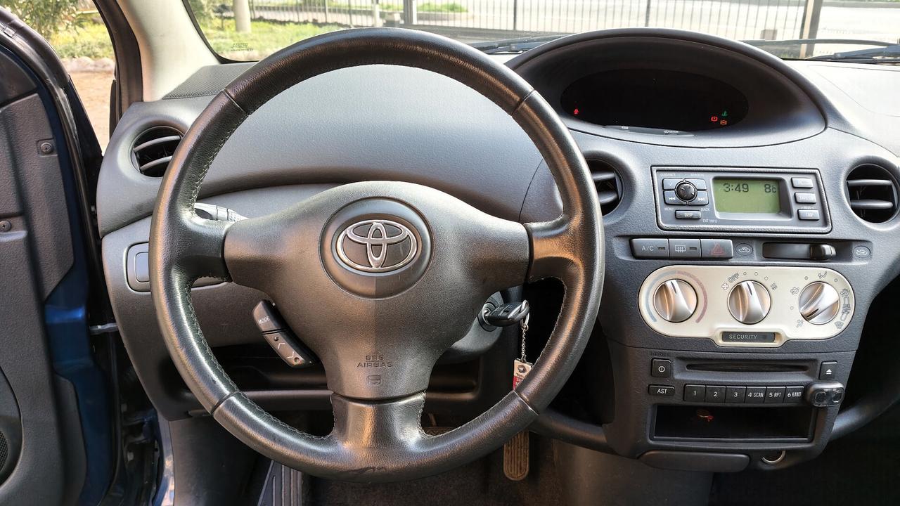 Toyota Yaris 1.3i 16V 5p Sol