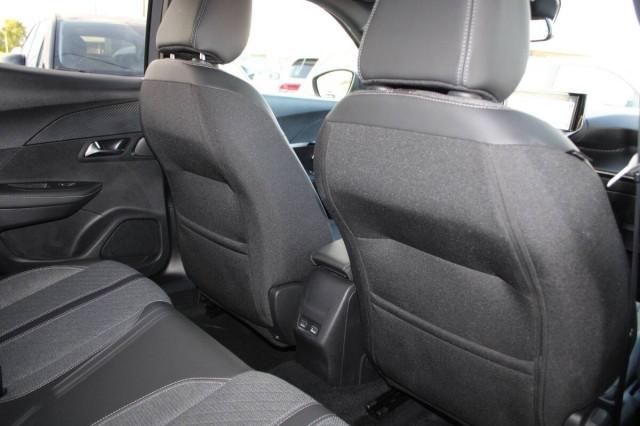 Peugeot 2008 1.2 Allure s&s 130cv eat8 con Navigatore e Carplay