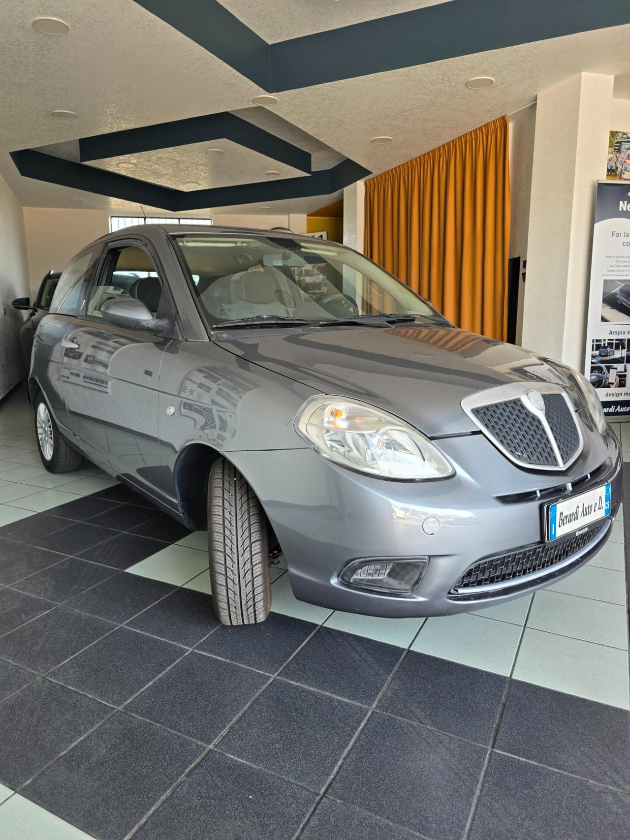 Lancia Ypsilon 1.3 MJT 75 CV Platino