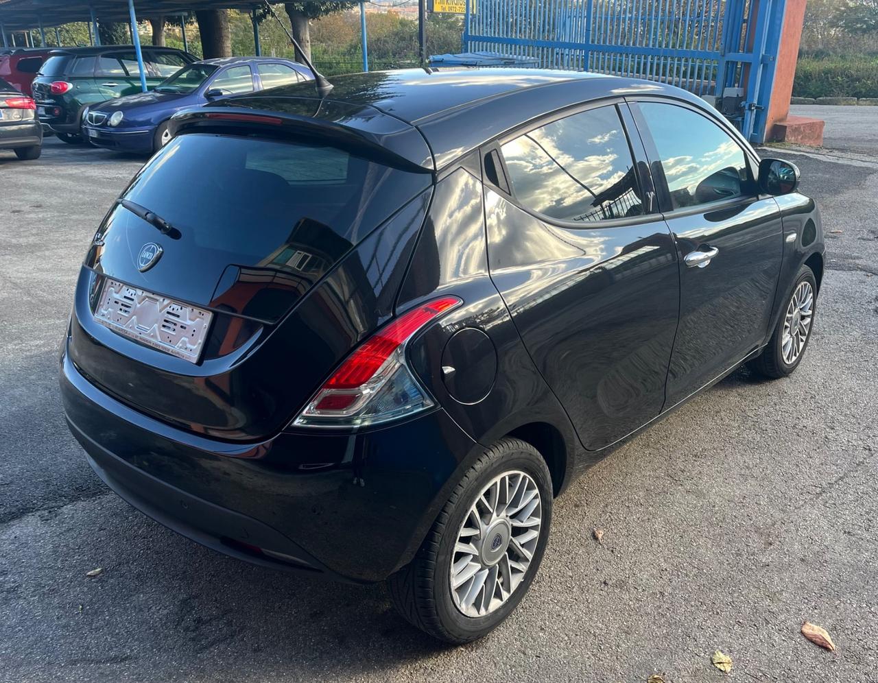 Lancia Ypsilon 1.2 69 CV 5 porte Black/Red