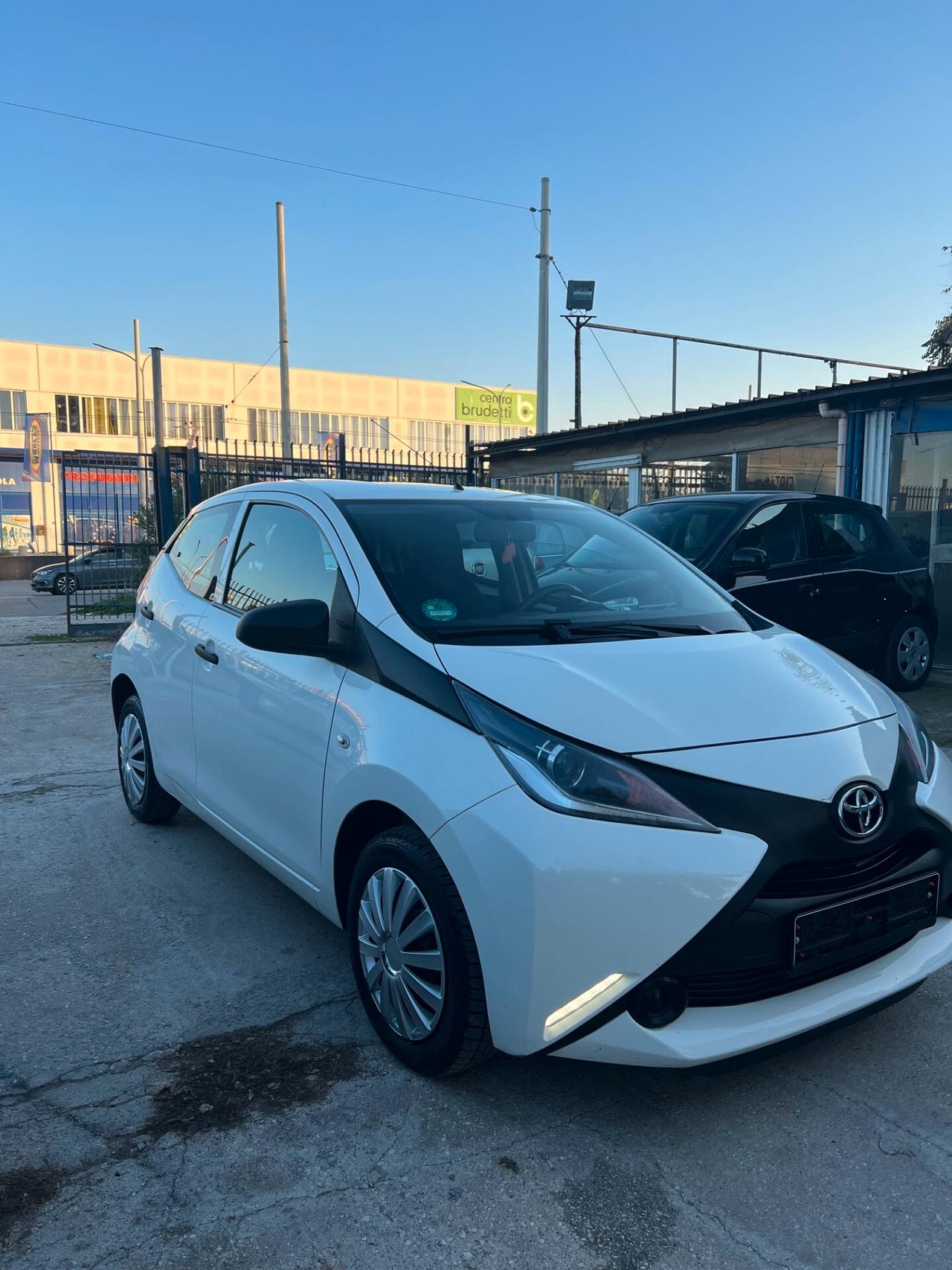 Toyota Aygo 1.0 VVT-i 69 CV 5 porte x-play TSS