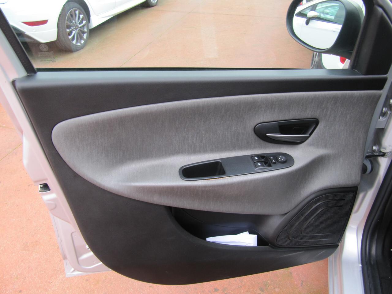 Lancia Ypsilon 0.9 TwinAir 85 CV 5 porte Metano Ecochic Gold