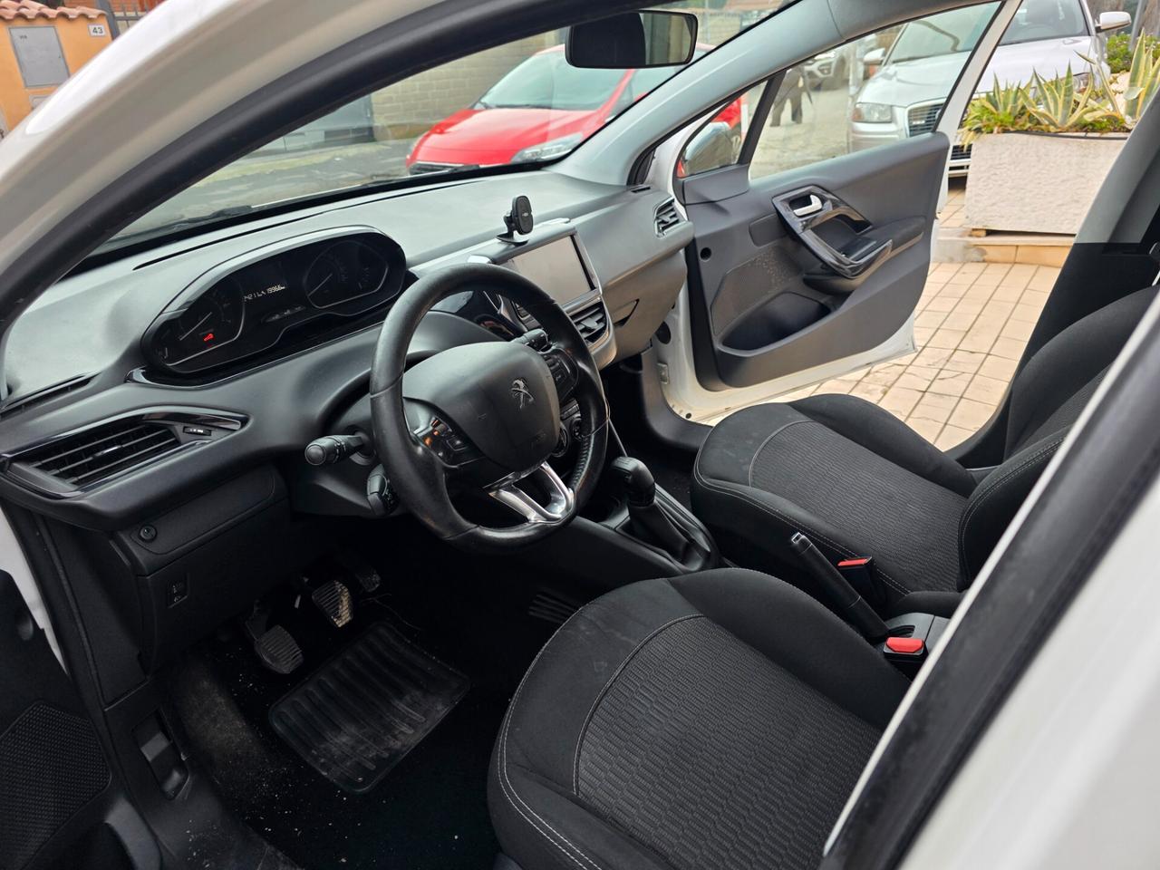 Peugeot 208 PureTech 82 5 porte Black Line