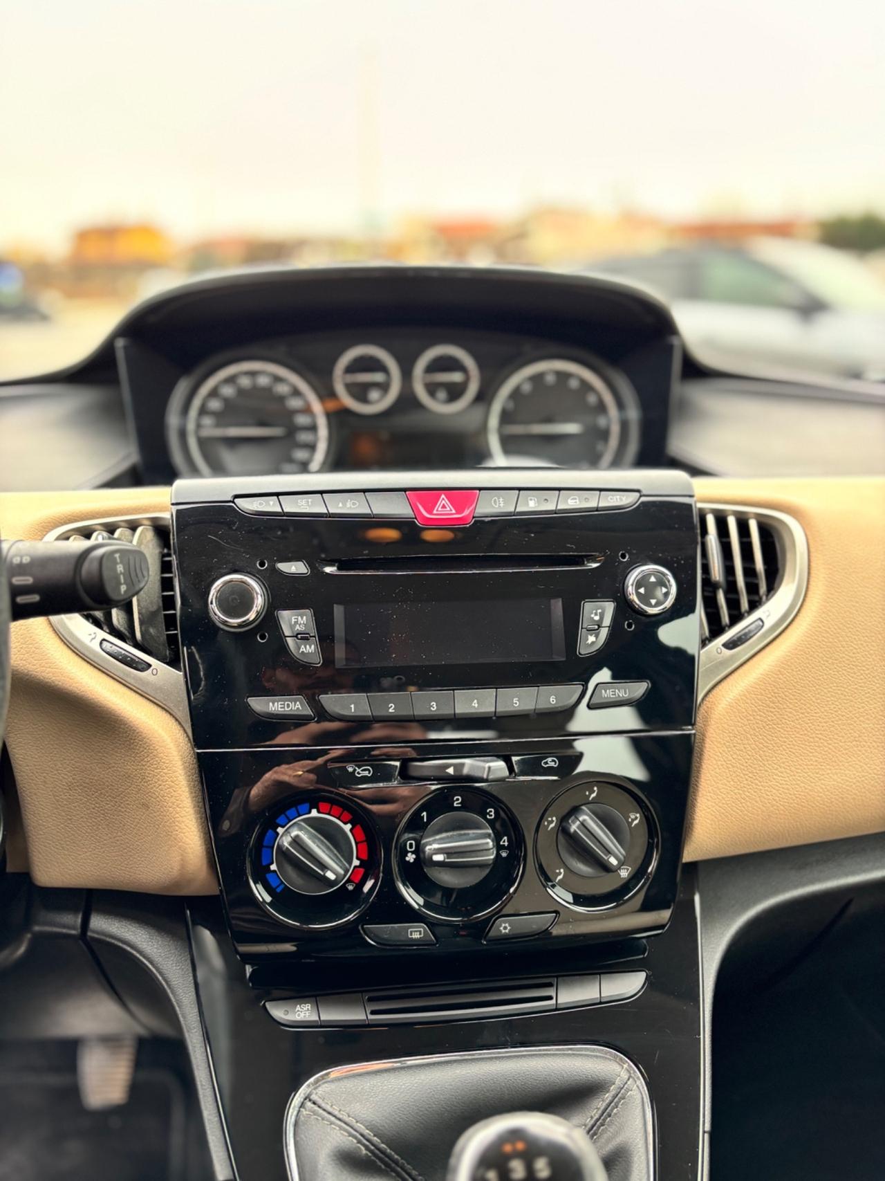 Lancia Ypsilon 0.9 TwinAir 85 CV 5 porte S&S DFN 30th Anniversary