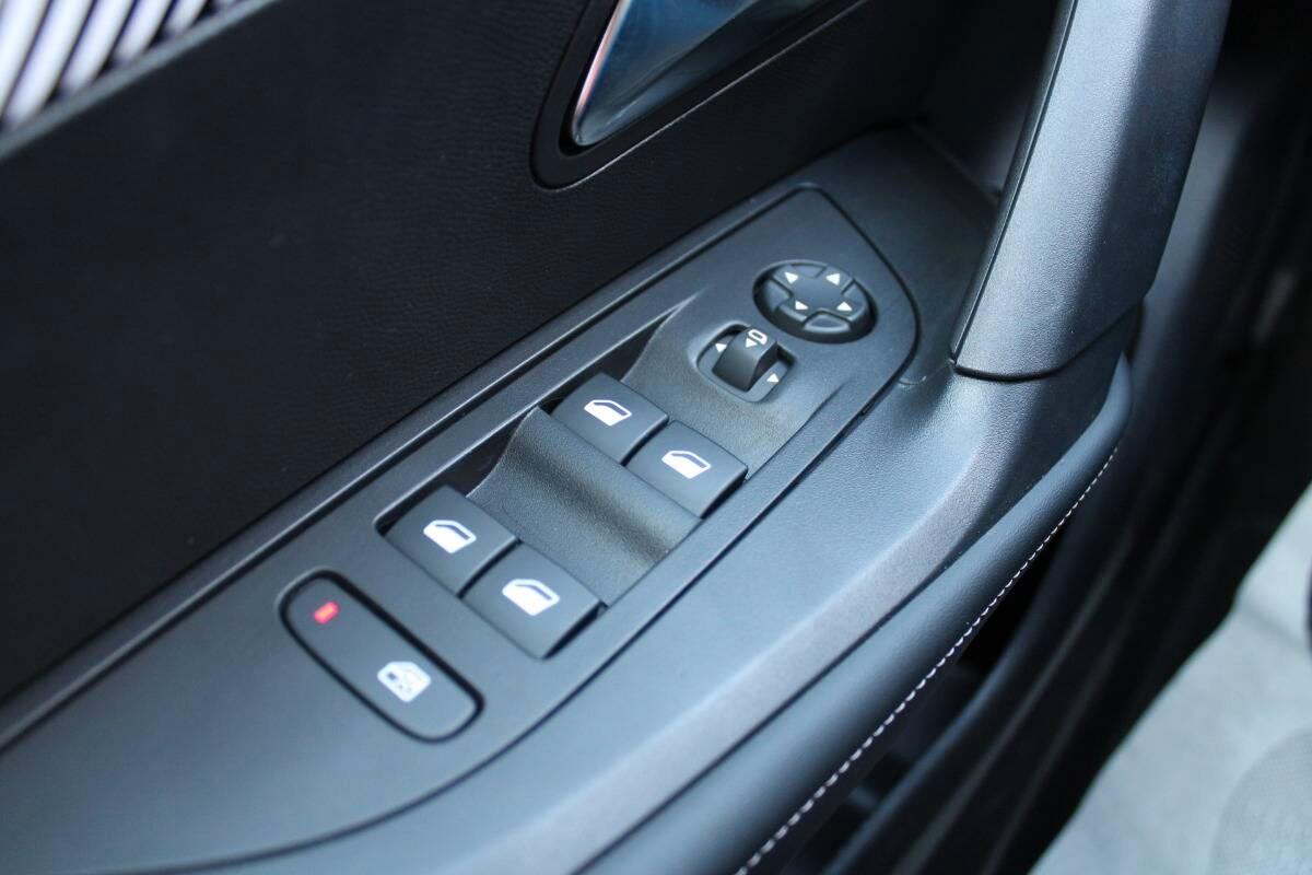 Peugeot 2008 1.2 puretech Allure s&s 100cv Con NAVIGATORE