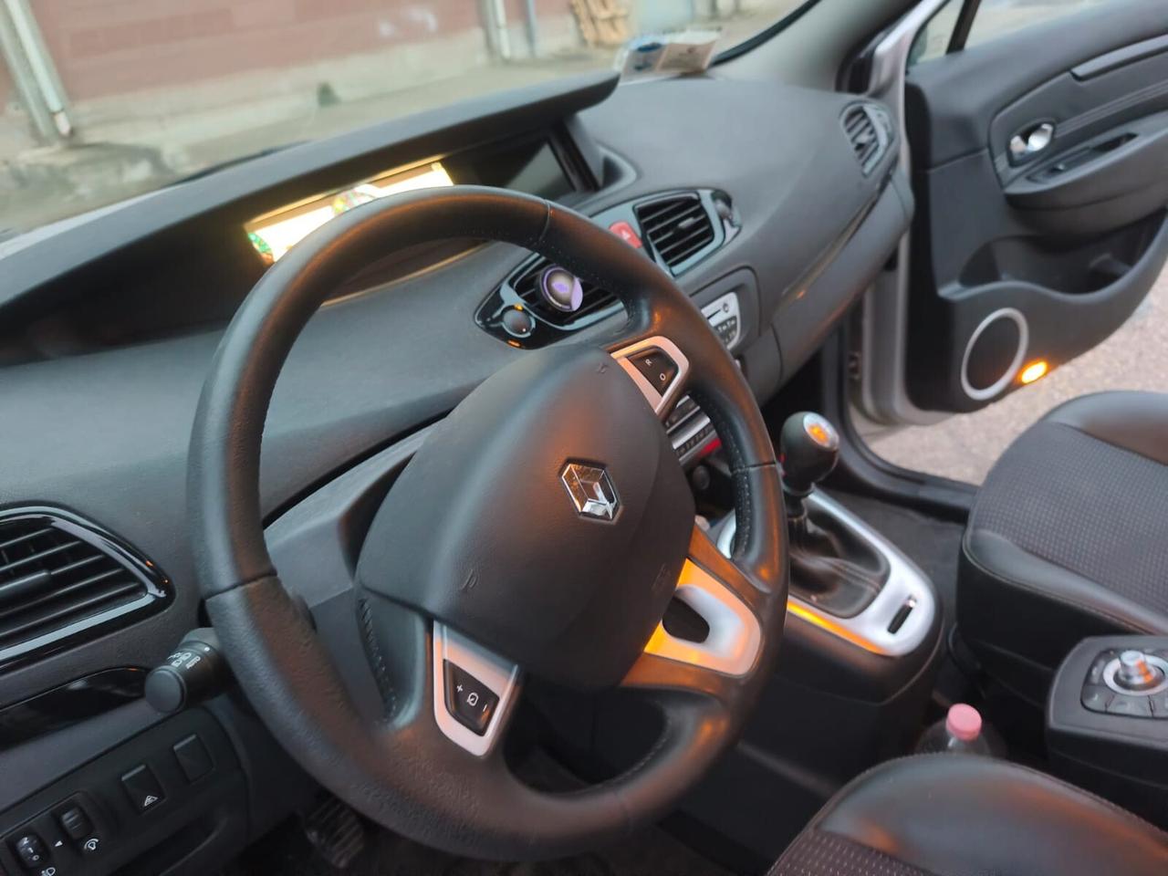 Renault Scenic 2012---1.5 Diesel