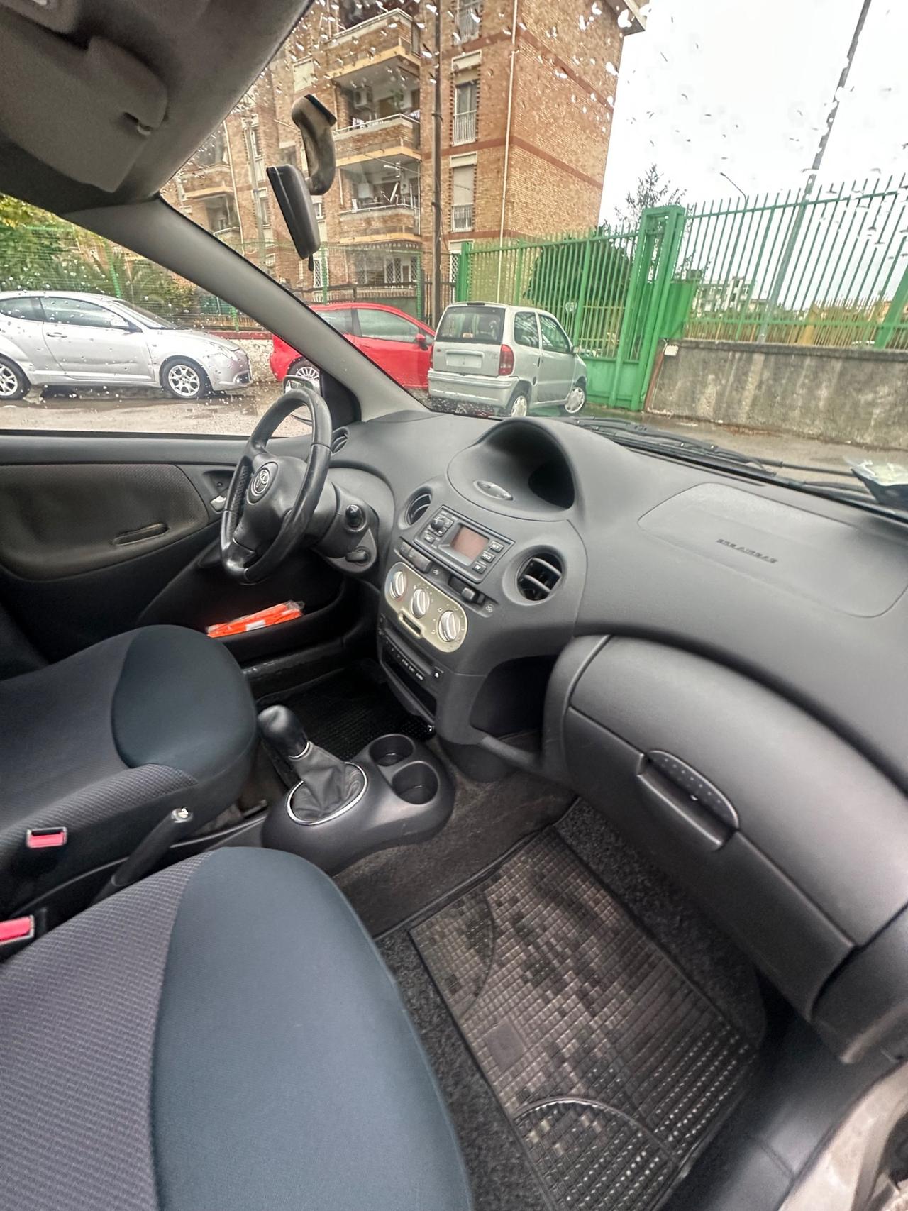 Toyota Yaris 1.0i 16V cat 5 porte Sol