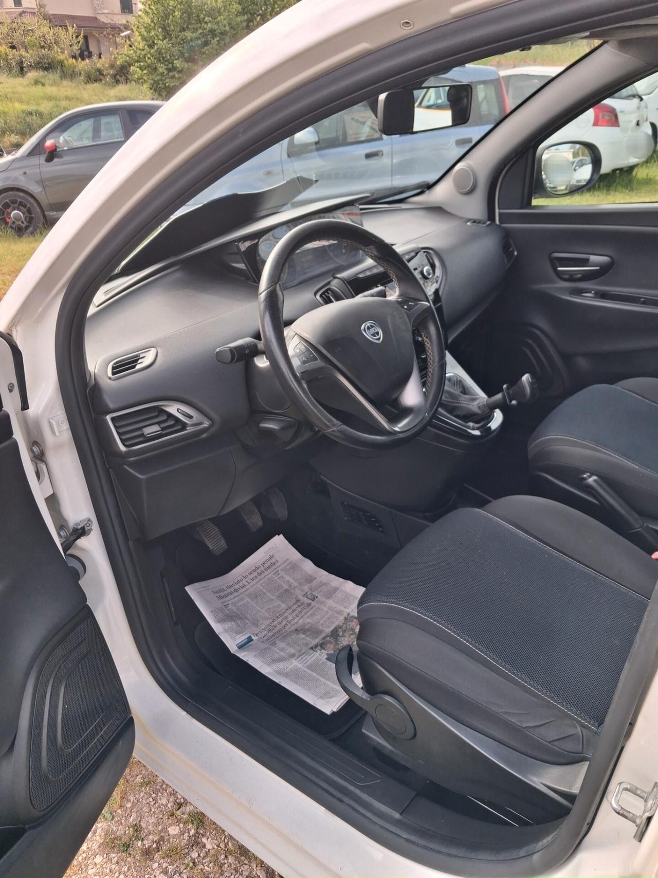 Lancia Ypsilon 1.2 69 CV 5porte S Momodesign