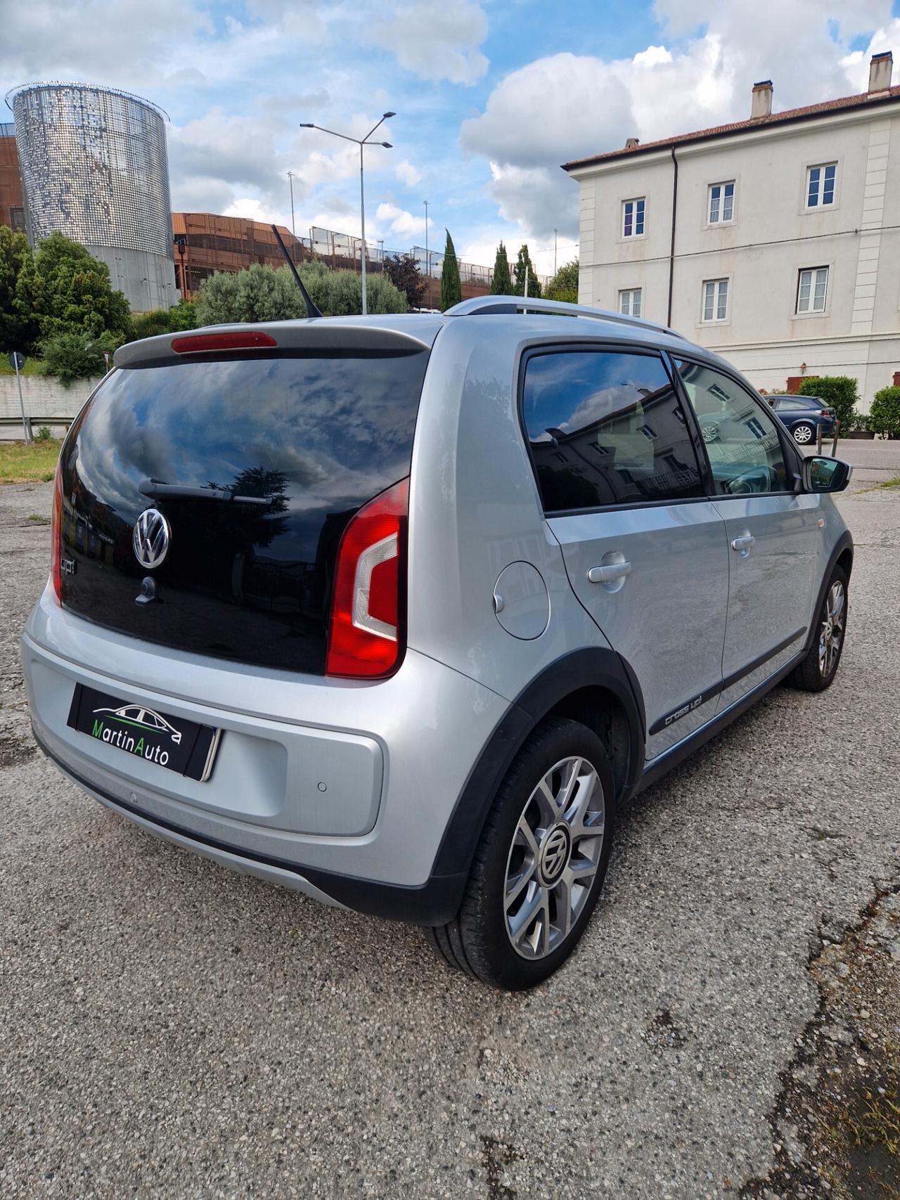 Volkswagen Up Cross - 2015