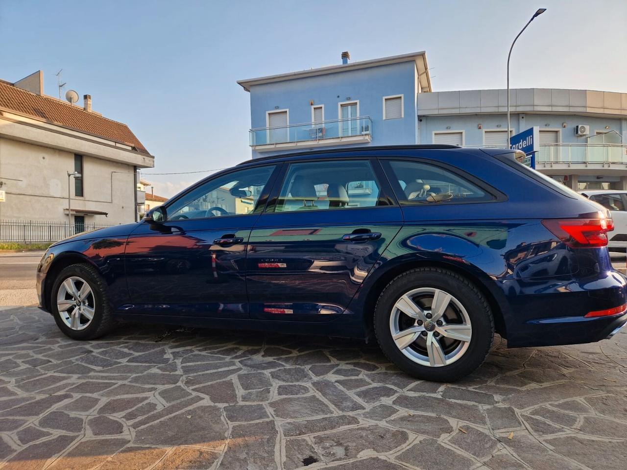 Audi A4 Avant 30 TDI S tronic S line edition