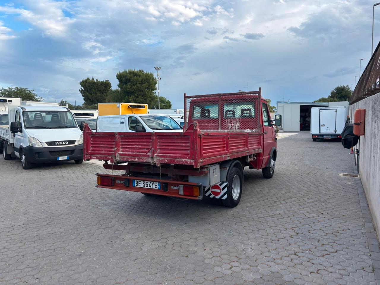Iveco Daily 35.8 Ribaltabile Trilaterale – Affidabile e Pronto al Lavoro