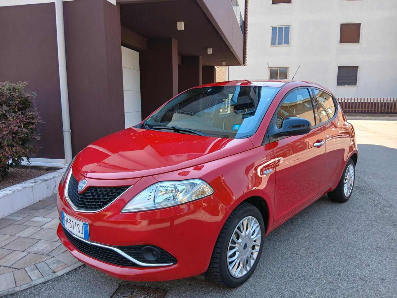 Lancia Ypsilon 1.2 69 CV 5 porte Silver tua a € 165 mese