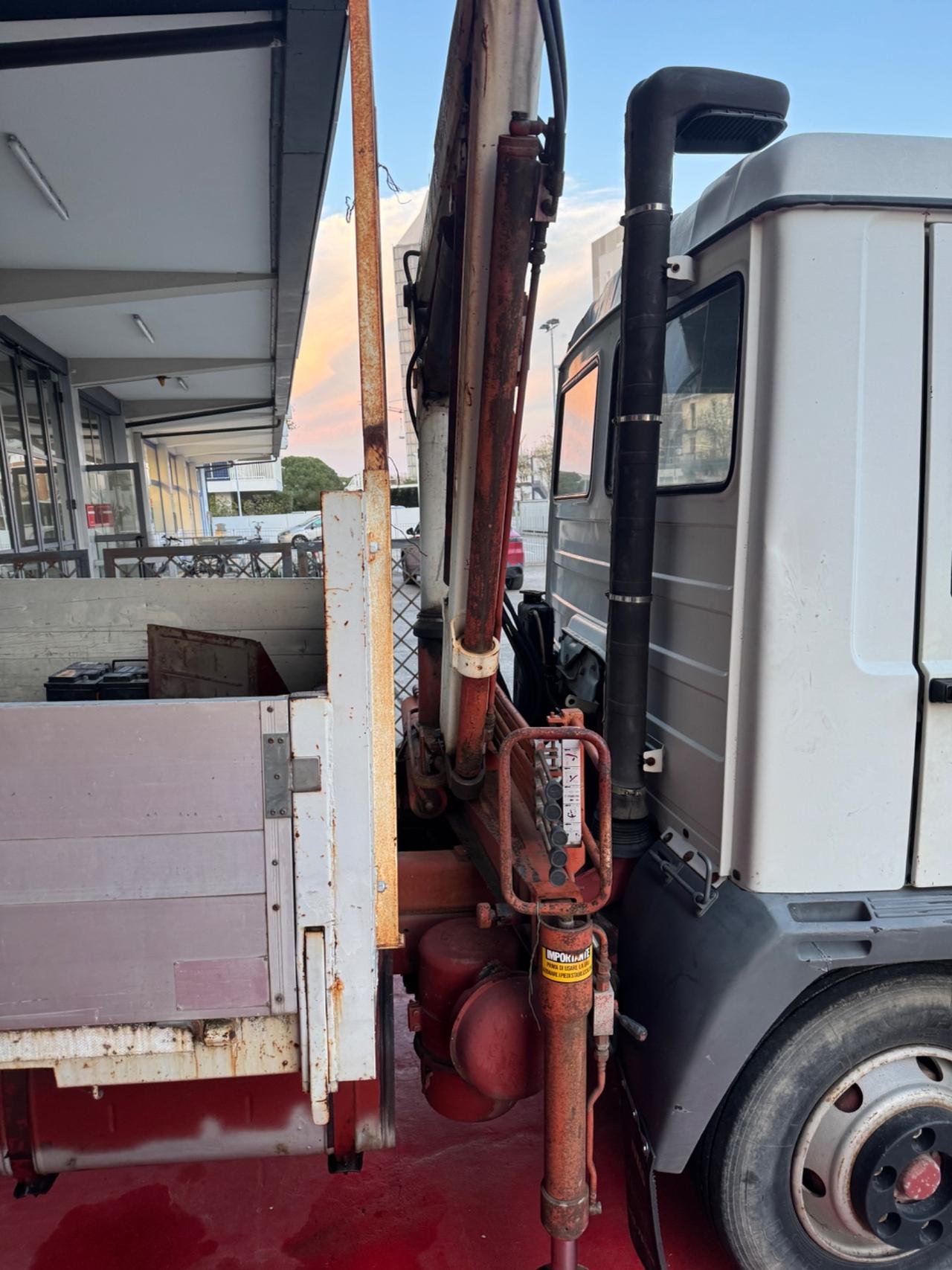 Iveco 65-10 con Gru
