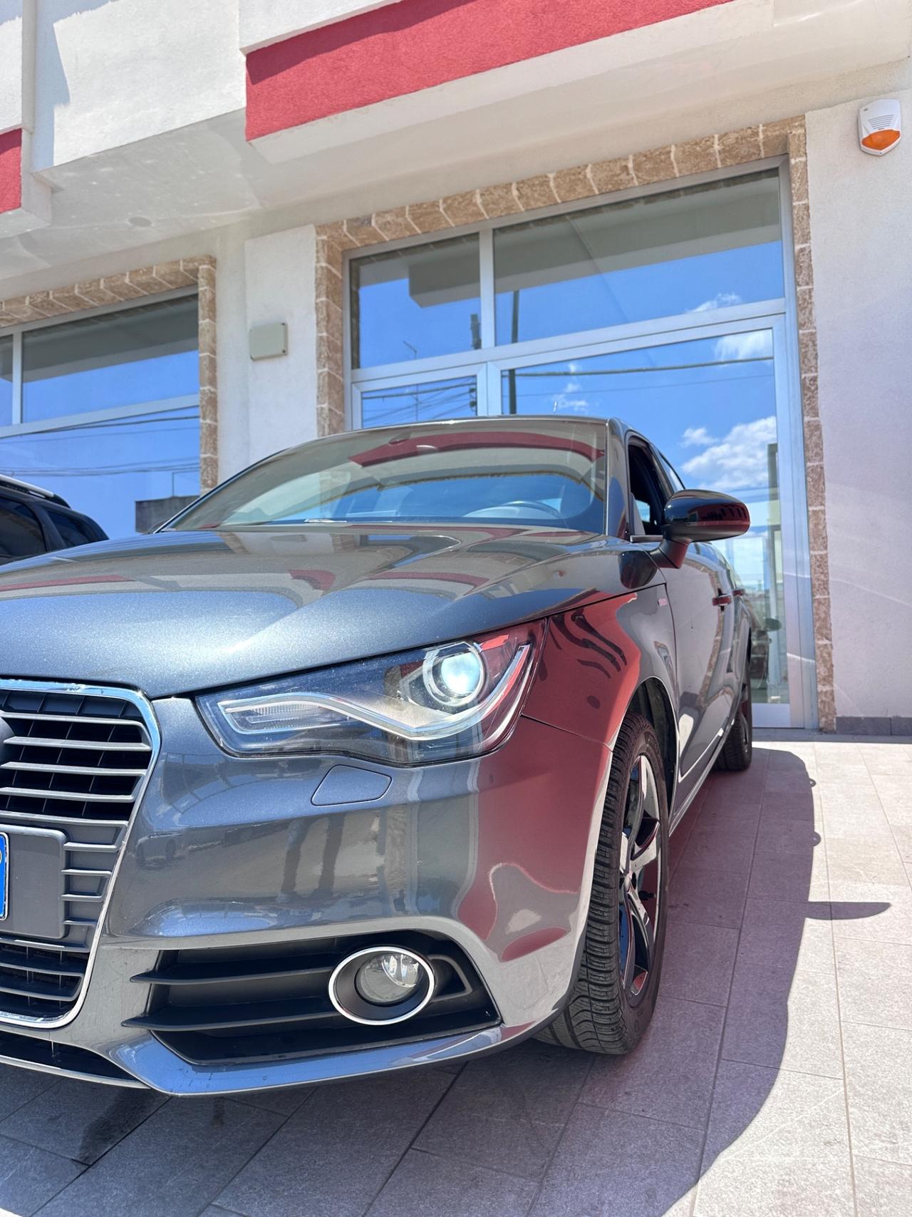 Audi A1 1.6 TDI S tronic line edition-2014/LED/NAVI/16”