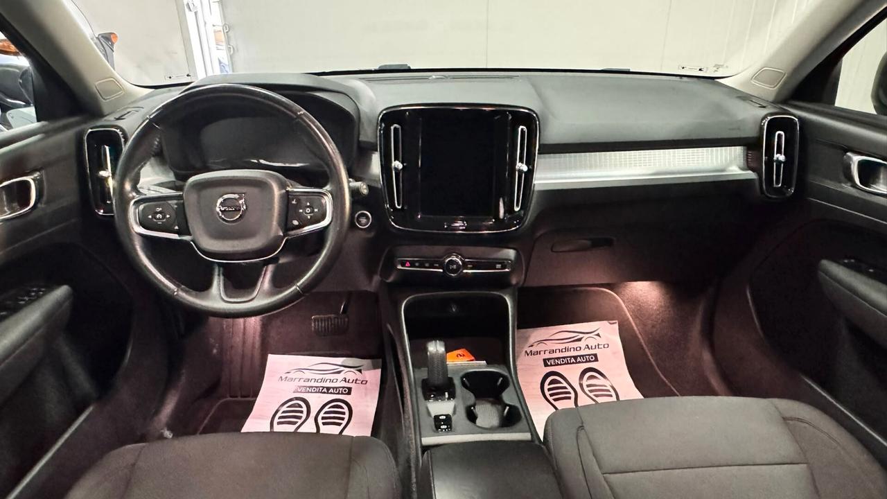 Volvo XC40 T5 Recharge Plug-in Hybrid Inscription SUV elegante e sportivo, che unisce comfort, tecnologia e prestazioni grazie alla motorizzazione ibrida plug-in benzina/elettrica
