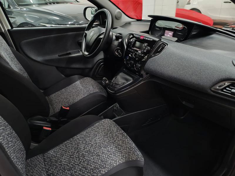 Lancia YPSILON HYBRID "SOLO 10.000 KM"