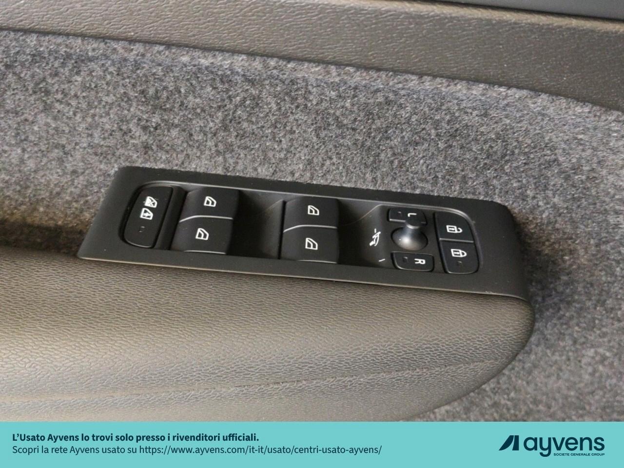 Volvo XC40 B4 automatico Ultra Dark