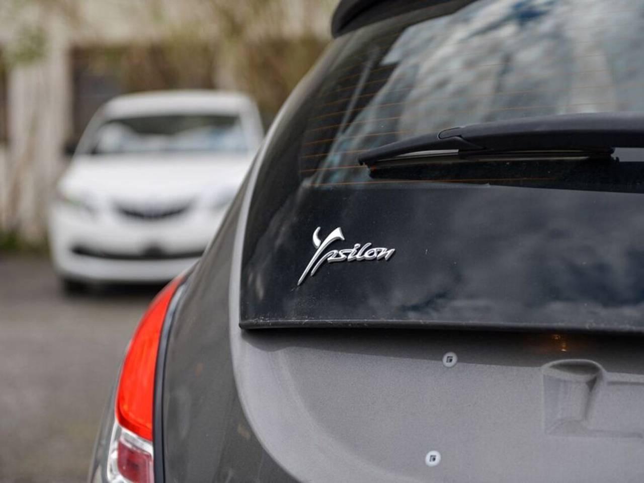 LANCIA Ypsilon III 2021 - Ypsilon 1.0 firefly hybrid Silver s&s 70cv