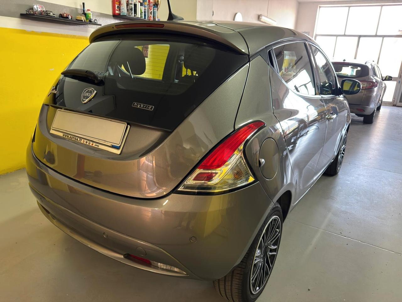 Lancia Ypsilon 1.0 FireFly 5 porte S&S Hybrid Ecochic Silver
