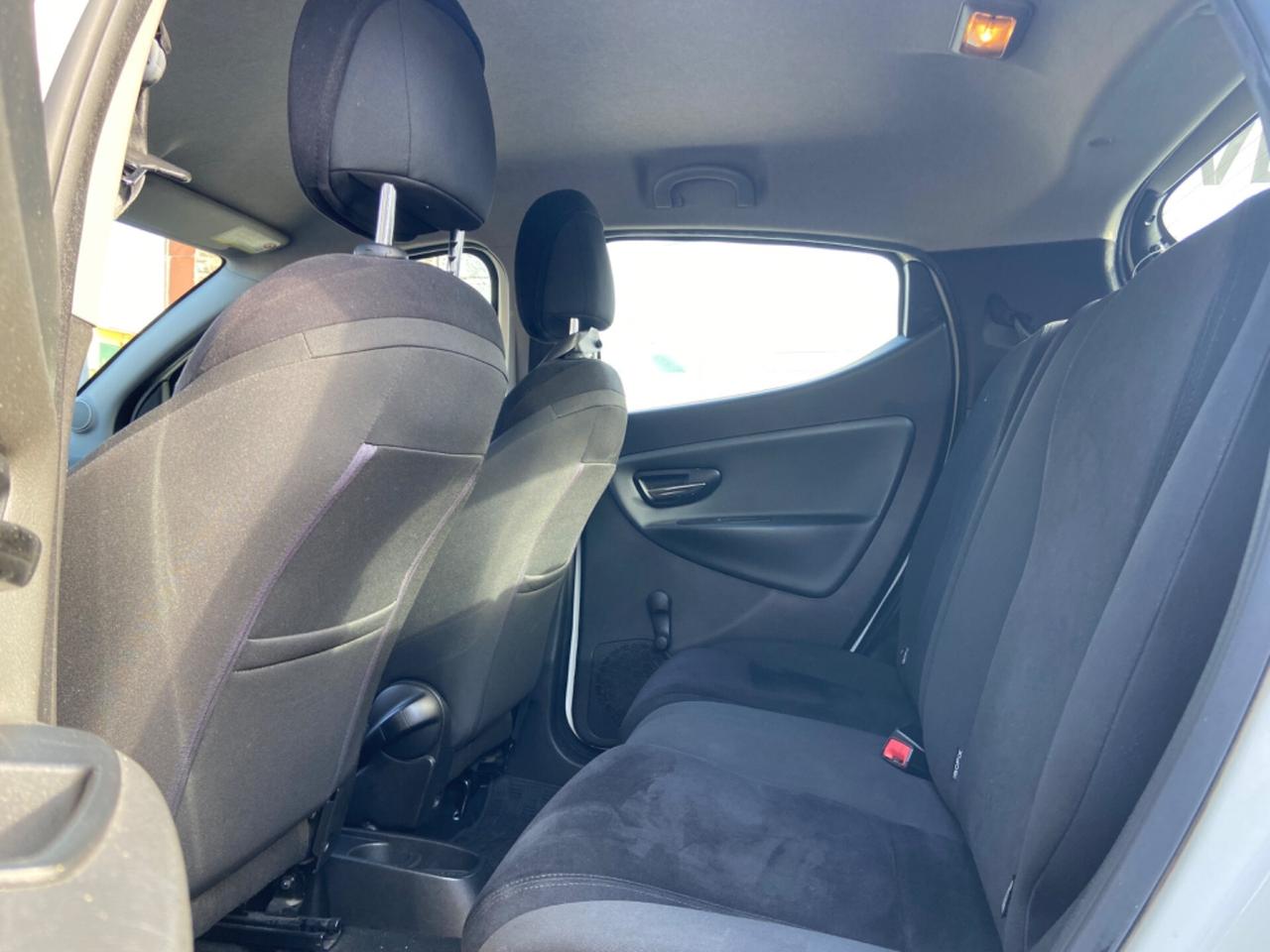 Lancia Ypsilon 0.9 TwinAir 85 CV 5 porte Metano Ecochic Silver