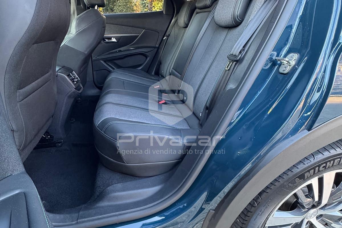 PEUGEOT 3008 Hybrid4 300 e-EAT8 Allure Pack