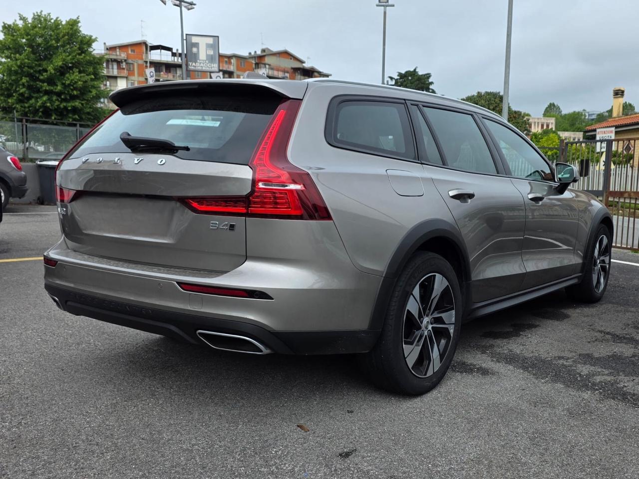 Volvo V60 Cross Country B4 (d) AWD automatico Plus