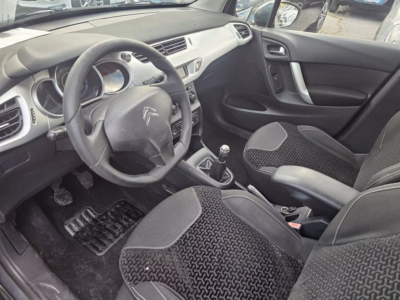 Citroen C3 1.1 b.e.n.z.i.n.a. .4 .c.i.l.n.d.r.i.