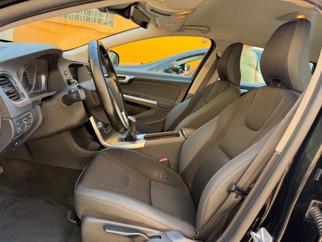 Volvo V60 D4 R-design Momentum