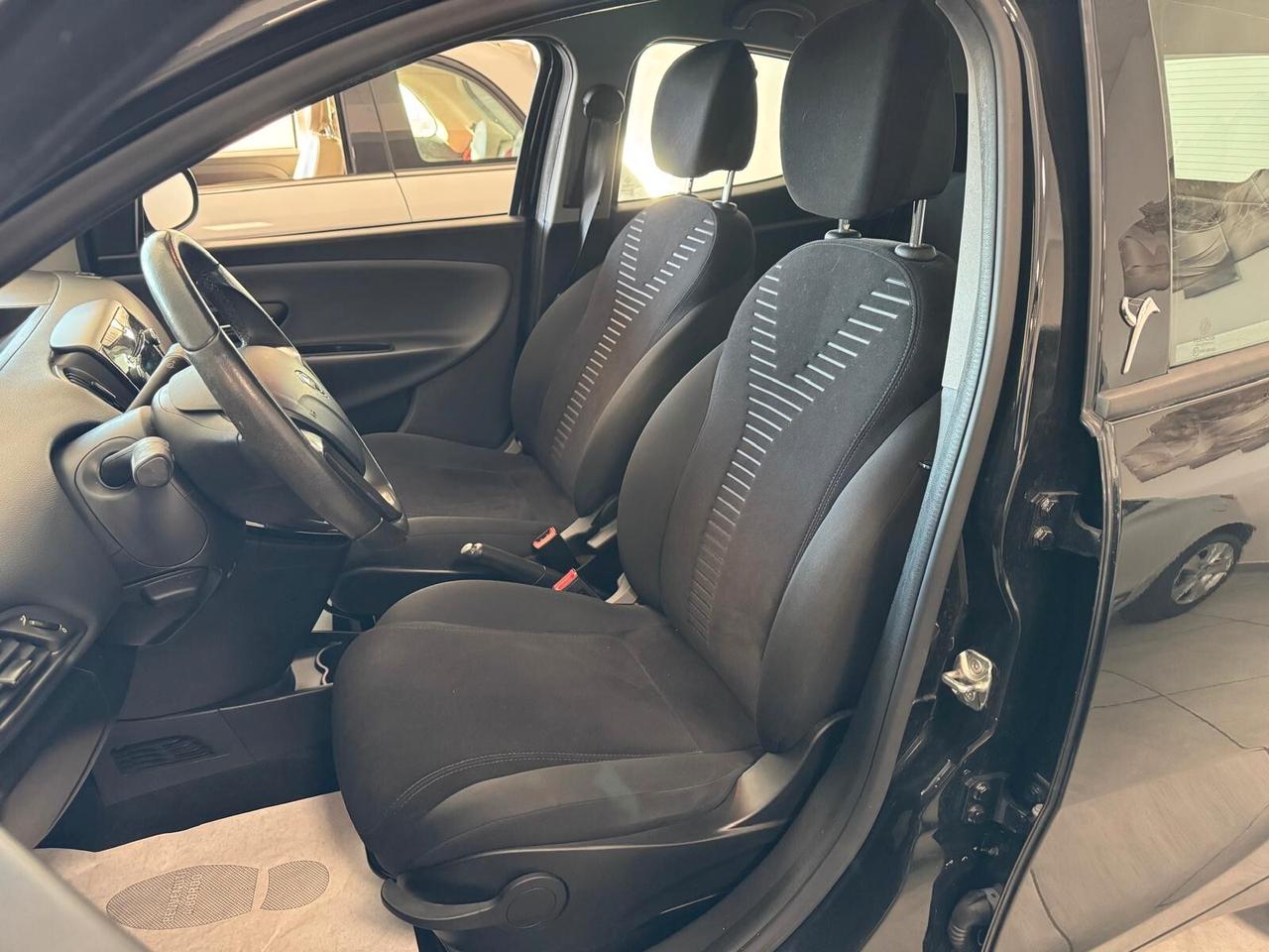 Lancia Ypsilon 0.9 TWINAIR 85CV DFN AUTOM GOLD 2012