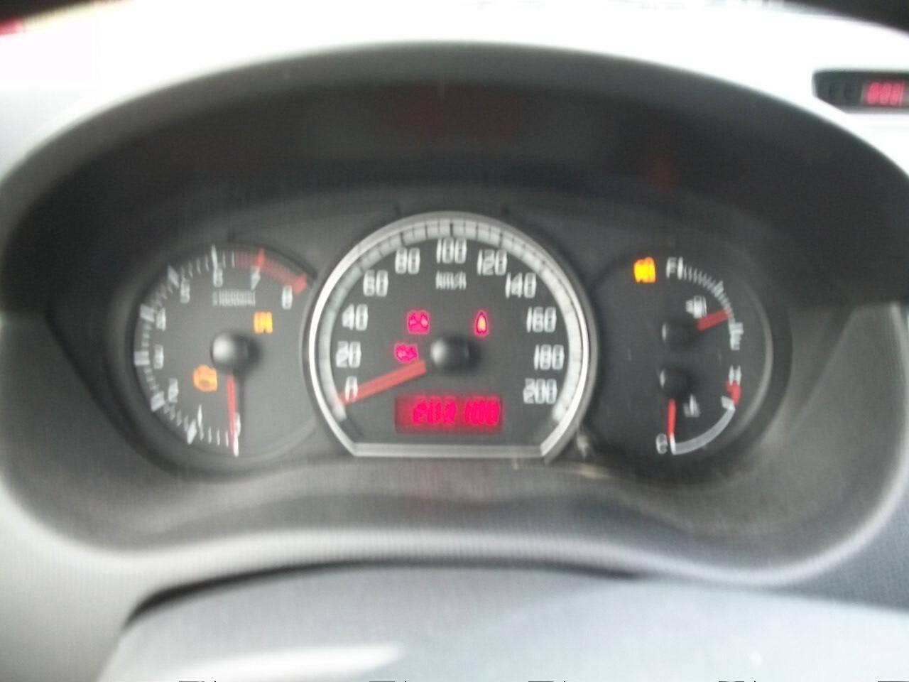 Suzuki Swift 1.3 5p. GLX KM 200.300 CC 1328 BENZINA EURO 04 REVISIONE SCADE 30/06/2026 BOLLATA 30/06/2026 SI NEOPATENTATI UNICO PROPRIETARIO GIA FATTA LA FRISIONE GOMMATA 95/100 GARANZIA UN ANNOCOME NUOVA