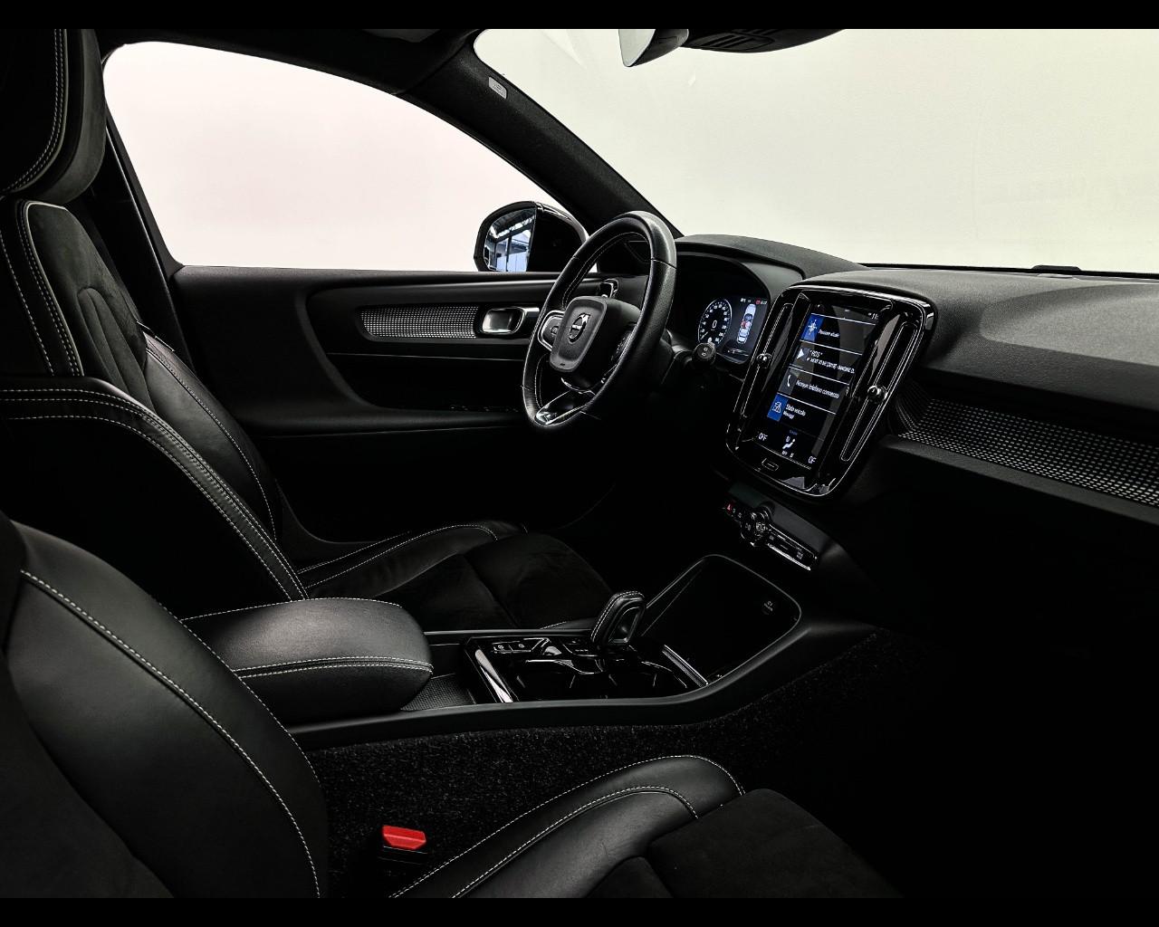 VOLVO XC40 (2017-->) - XC40 T5 Recharge Plug-in Hybrid R-design