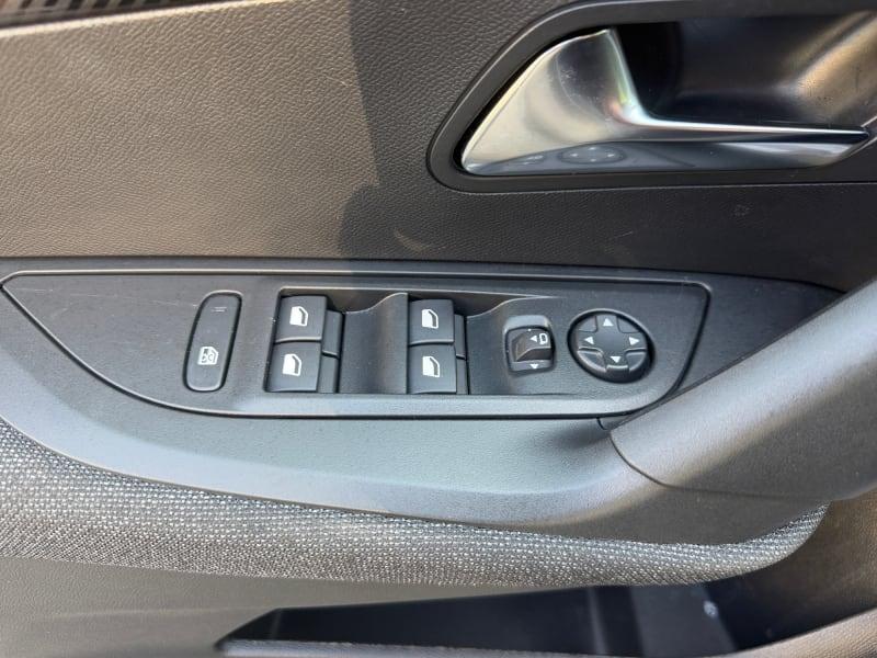 PEUGEOT 2008 HYBRID 145 E-DCS6 STYLE