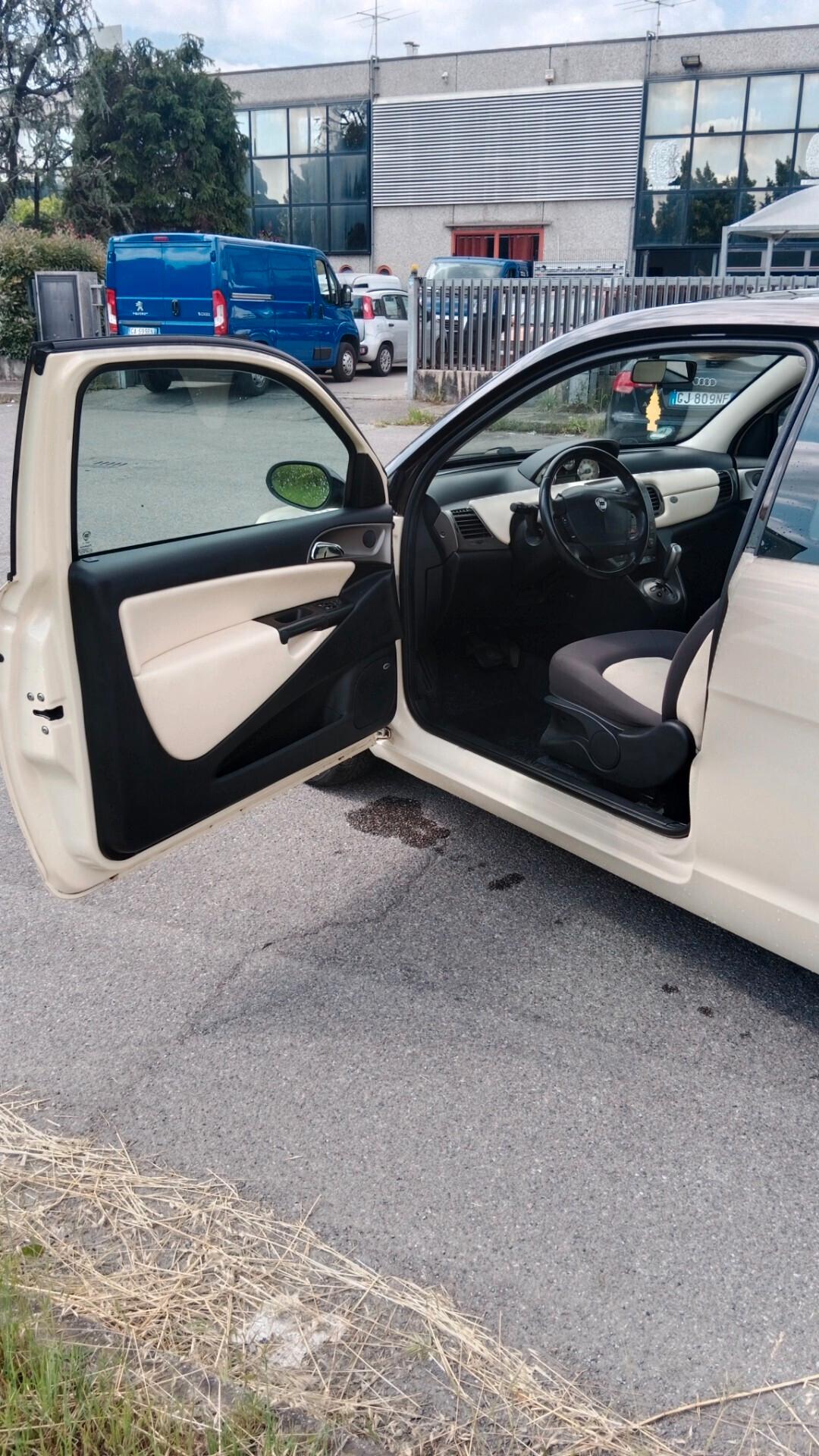 Lancia Ypsilon 1.4 16V Oro