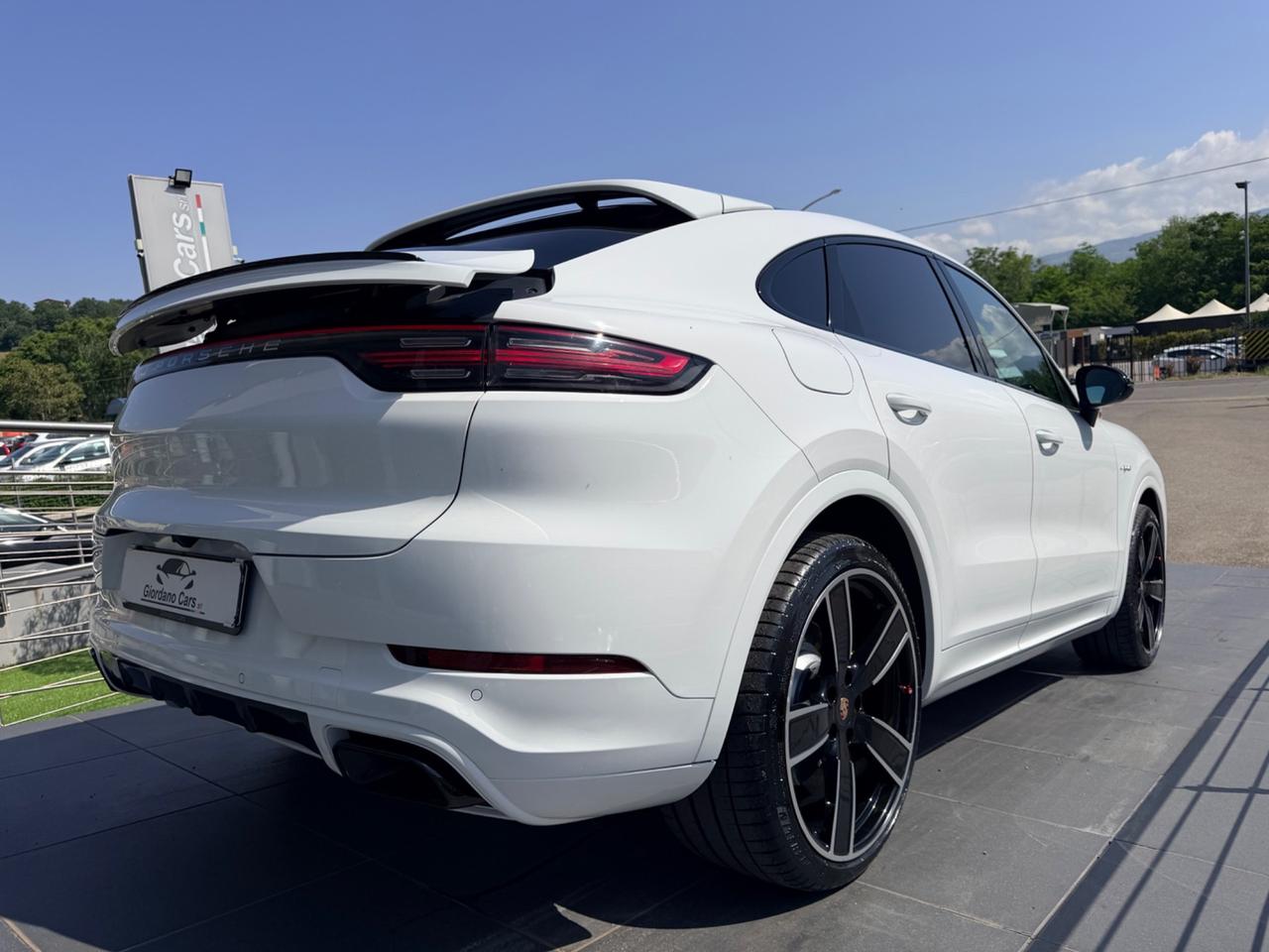 Porsche Cayenne Coupé 3.0 V6 E-Hybrid white edition