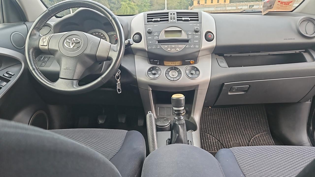 TOYOTA RAV4 2.2 D-4D 136CV LUXURY – 2006 – AFFIDABILE E PRONTA ALL’USO SUV robusto e affidabile, ideale per chi cerca spazio, comodità e una meccanica solida. Motore Toyota 2.2 diesel da 136cv, noto per durata e affidabilità. Immatricolazione: 08/