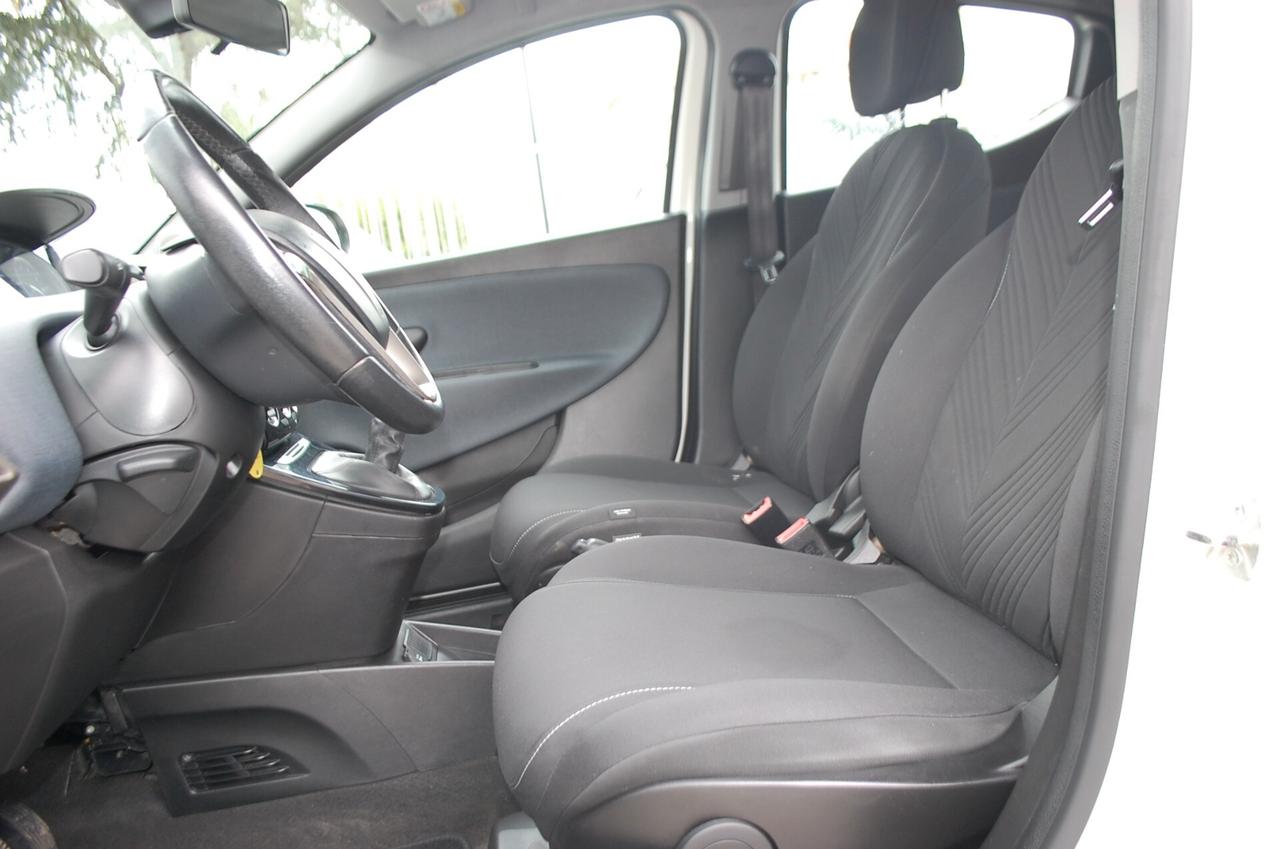 Lancia Ypsilon 1.0 firefly hybrid Gold Plus S&S Uff Italy USB