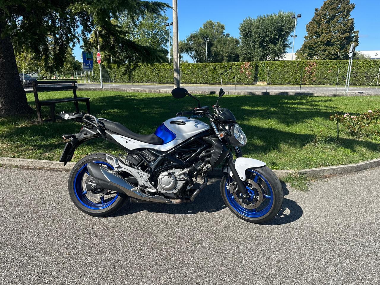Suzuki Gladius