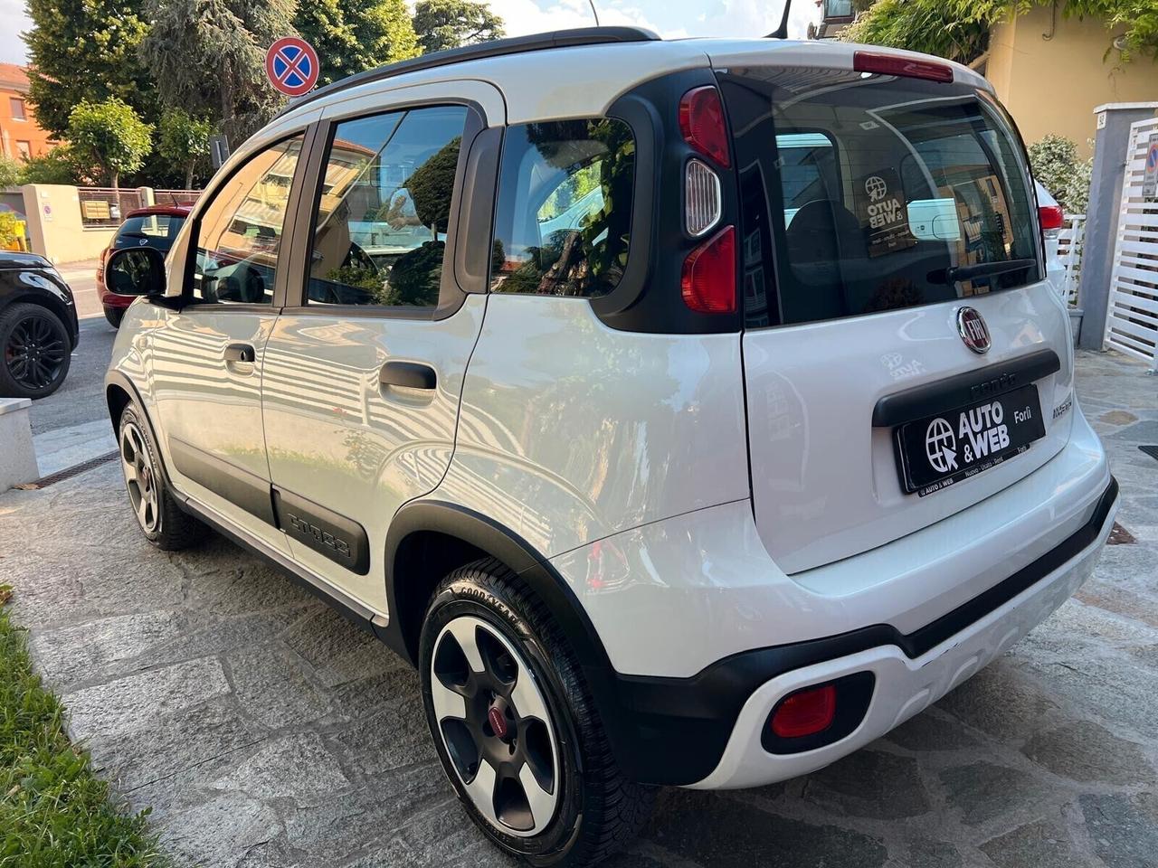 FIAT PANDA HIBRID CITY CROSS NEOPATENTATI