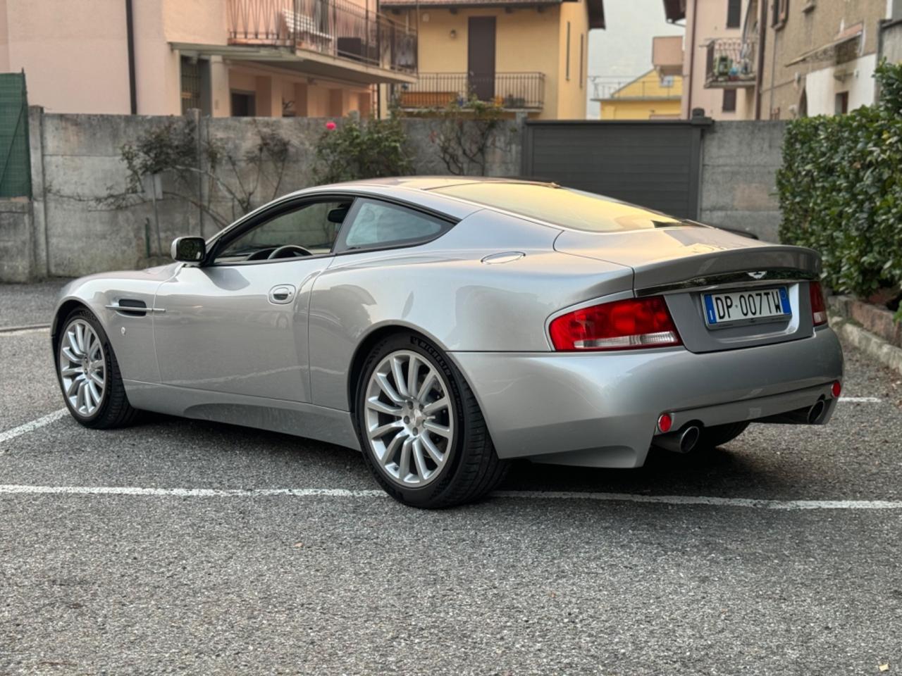 Aston Martin V12 Vanquish Coupé