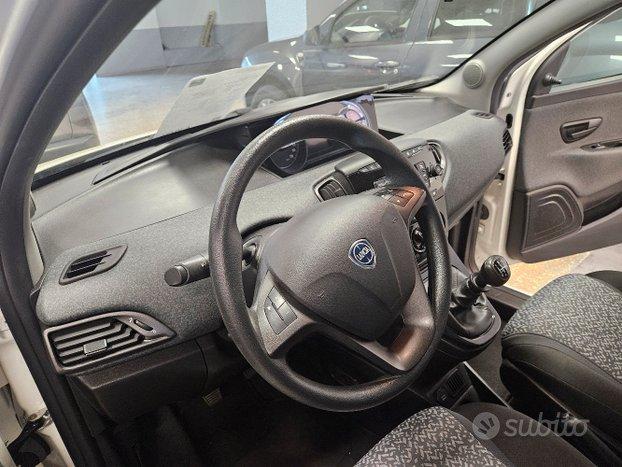 lancia ypsilon ecochic hybrid